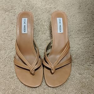 Camel colored Steve Madden shoes.